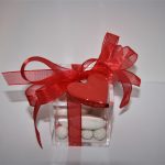 Scatola con confetti e cuore in ceramica